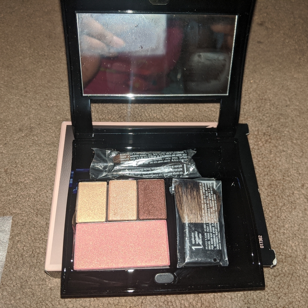 Mary Kay MAGNETIC BLACK COMPACT with Mirror filled